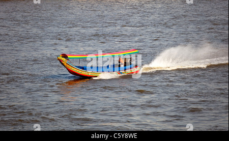 Ein Longtail-Boot am Chao Phraya, Bangkok, Thailand Stockfoto