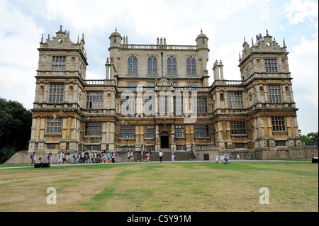 Wollaton Hall Wollaton Park Nottingham England uk ausländische Touristen im Vordergrund des Gebäudes Standort für neue Batman film 2011 Stockfoto