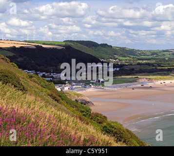 Pendine Sands in Südwales. Ein Blick auf das Dorf und den Strand vom Küstenweg. Stockfoto