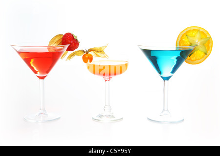 Verschiedene Cocktails oder Longdrinks, garniert mit Früchten Stockfoto