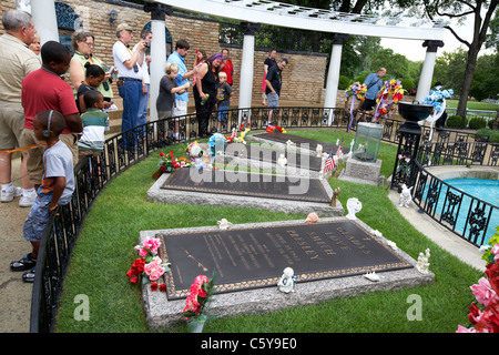 Besucher zahlen Hinsicht an Elvis Presley Grab im Meditationsgarten in Graceland Memphis Tennessee Usa Stockfoto