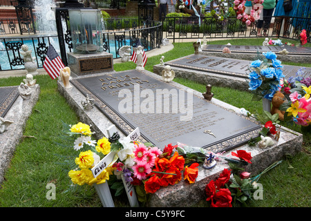 Elvis Presley-Grab im Meditationsgarten in Graceland Memphis Tennessee Usa Stockfoto
