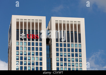 Das UBS-Logo auf der Seite der OpernTurm Wolkenkratzer in Frankfurt am Main, Deutschland. Stockfoto