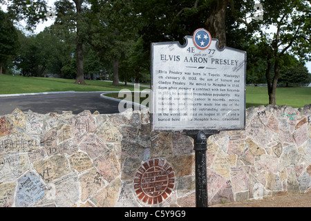 Elvis Presley Marker Leistungsschild und niedrigen Mauer außerhalb Graceland Memphis Tennessee Usa Stockfoto