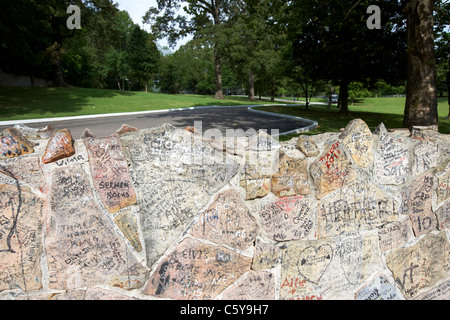 Mäuerchen bedeckt Graffiti außerhalb Graceland Memphis Tennessee usa Stockfoto