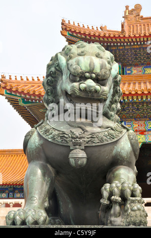 ein Löwe aus Bronze Statue bewachen den Eingang zum kaiserlichen Palast in Peking die Verbotene Stadt Stockfoto