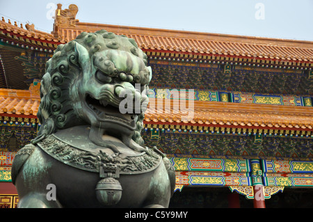 ein Löwe aus Bronze Statue bewachen den Eingang zum kaiserlichen Palast in Peking die Verbotene Stadt Stockfoto