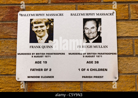 Plaque, die Erinnerung an zwei Opfer des Massakers Ballymurphy, 3. August 1971, Frank Quinn und Vater Hugh Mullan Stockfoto