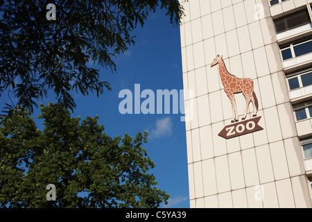 Eine Giraffe-Schild außerhalb Bahnhof Zoologischer Garten weist in den Zoo in Berlin, Deutschland. Stockfoto