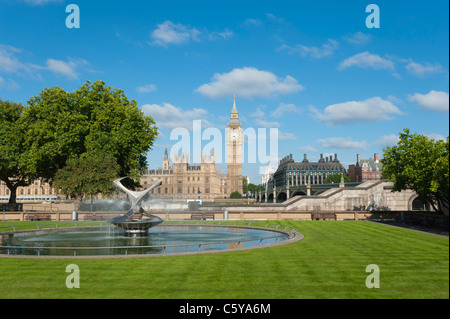 Die Häuser des Parlaments, London, UK. Gesehen von den Gärten des St. Thomas' Hospital auf der anderen Seite der Themse. Stockfoto