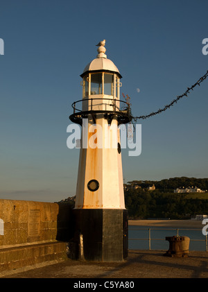 Weiße gegossen Eisen Leuchtturm am Ende Smeatons Pier St Ives Cornwall England UK Stockfoto