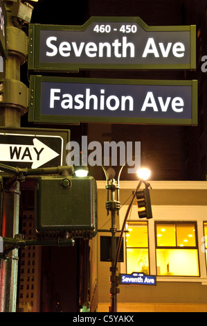 7th Avenue, Fashion Avenue 34th Street Herald Square Nähe, Manhattan, New York City, Broadway Kreuzung Stockfoto