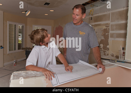 Vater und Sohn lesen Blaupause, wie sie Küche umgestalten. Herr © Myrleen Pearson Stockfoto