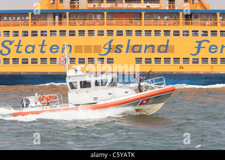U.S. Coast Guard Antwort Boot-Medium (RB-M) 45612 geht durch die Staten Island Ferry auf einer Mission im Hafen von New York. Stockfoto