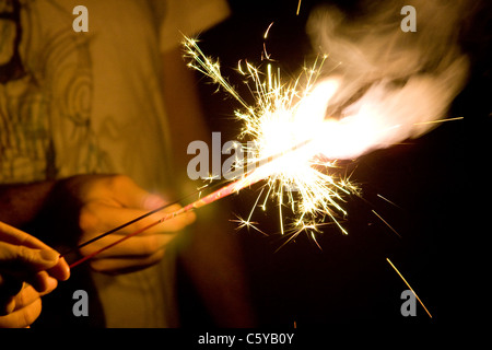 Zwei Personen Beleuchtung jeden anderen Wunderkerzen bei Nacht Stockfoto