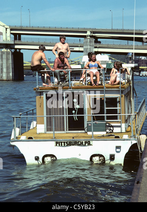 Familienfeiern auf Hausboot festgemacht am Allegheny River in Pittsburgh, Pennsylvania Stockfoto