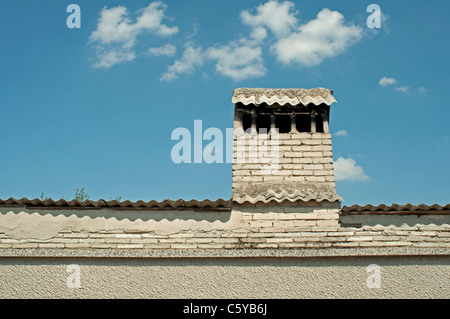 Weißes Dach mit Kamin. Horizontales Bild Stockfoto