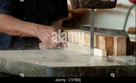 Holzbearbeitung Fabrikarbeiter, die auf kreisförmigen Maschine geschnitten Stockfoto