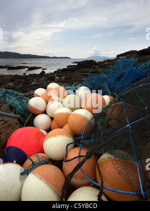 Ausrangierte Angeln Schwimmer und Netze angeschwemmt auf der Isle Of Skye, Schottland, UK Stockfoto