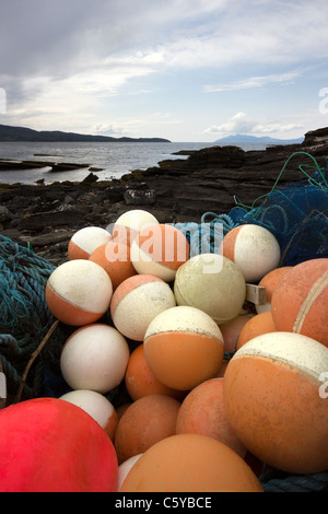 Ausrangierte Angeln Schwimmer und Netze angeschwemmt auf der Isle Of Skye, Schottland, UK Stockfoto