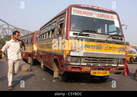 Passagiere, die zum lokalen Bus in der Nähe von Howrah Brücke Kolkata Indien Stockfoto