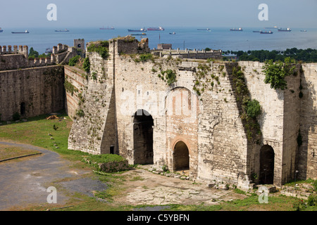 Yedikule Schloß (Burg der sieben Türme) byzantinische Architektur in Istanbul, Türkei und Marmara-Meer am Horizont Stockfoto