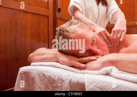 Detail eines Mannes, der Erhalt einer Schultermassage in einem alten 20er Jahre Stil spa Stockfoto