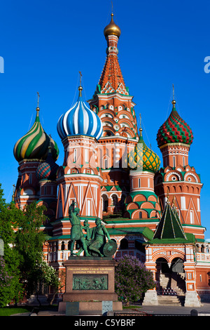 Basilius Kathedrale (Pokrowski Kathedrale) und das Denkmal für Minin und Poscharski in Moskau. Stockfoto