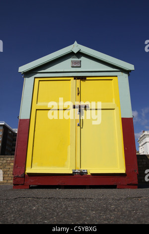 Bunte Beach Hut auf Brighton und Hove Strandpromenade an der Unterseite der Grand Avenue gefunden. Großbritannien Stockfoto