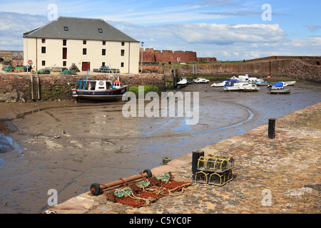 Angelboot/Fischerboot Rockhopper LH138 im alten Hafen Dunbar, East Lothian, Schottland Stockfoto