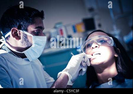 Männliche Zahnmedizin Studenten durchführen Zahnarztpraxis auf weibliche Zahnmedizin Studenten im klinischen Umfeld Zahnmedizin Stockfoto