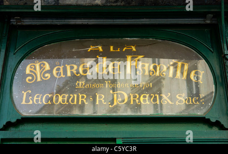 Ein Fenster "La Reine de Famille" aus dem 18. Jahrhundert Shop in Paris, Frankreich Stockfoto