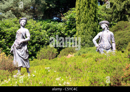 Statue von einem georgischen Gent & Lady Heather Garten in Compton Acres Dorset Stockfoto