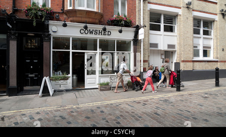 Eine Familie in der Carnaby Street Gegend von London vorbei an Spa Concept-Store Kuhstall Carnaby, Soho London England UK Stockfoto