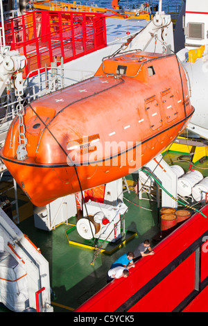 Ein Rettungsboot auf einen Buben, Lastkahn, den Offshore-Windpark Walney konstruieren verwendet wird. Stockfoto