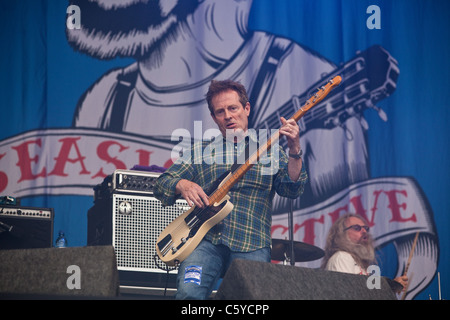 LED Zepplin John Paul Jones mit Seasick Steve am Latitude Festival 2011, Suffolk, England, Vereinigtes Königreich. Stockfoto