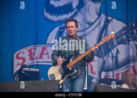 LED Zepplin John Paul Jones mit Seasick Steve am Latitude Festival 2011, Suffolk, England, Vereinigtes Königreich. Stockfoto