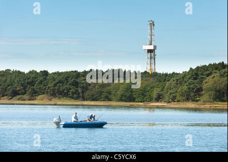 Poole Harbour mit Öl-Bohr-Rig und Fischerboot Stockfoto