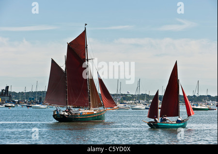 Zwei Yachten Segeln im Hafen von Poole Stockfoto