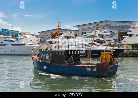 Kleine Küstenfischerei Boot verlassen Poole quay Stockfoto