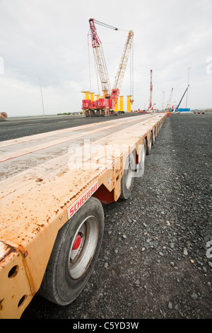 Ein Tieflader auf der Baustelle in Barrow, Cumbria, UK Walney offshore Wind Farm verwendet wird. Stockfoto