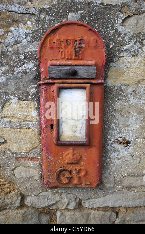 Wand montiert roten Briefkasten, nicht mehr in Gebrauch, markiert GR aus der Regierungszeit von König George Stockfoto