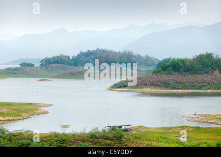 Morgennebel im tropischen Regenwald, Kaeng Krachan Nationalpark, thailand Stockfoto