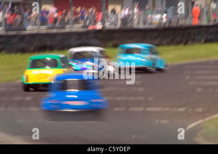 Minis-, Renn- und Sportwagen, Castle Combe Circuit, Castle Combe, Wiltshire, Cotswolds, England, UK, Europa Stockfoto