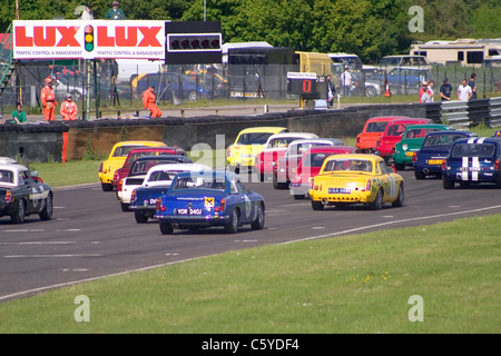 MGB auf Start Raster für ein Renn- und Sportwagen Event an, Castle Combe Circuit, Castle Combe, Wiltshire, Cotswolds, England, Großbritannien Stockfoto