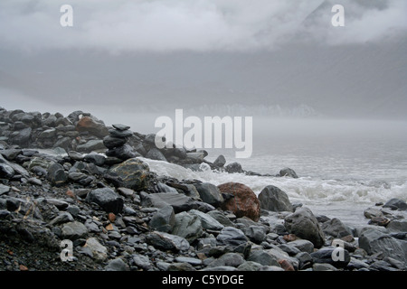 Die Küste des Gletschersees an der Unterseite des Hooker-Gletschers, Mt Cook Nationalpark, Südinsel, Neuseeland. Stockfoto