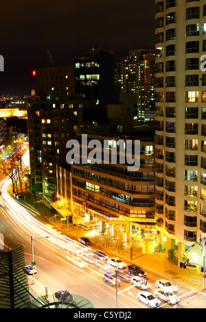 Nacht-Zeit-Verkehr an der Kreuzung von Oxford Street und Liverpool Street in der südöstlichen Ecke von Sydney CBD Sydney Australia Stockfoto