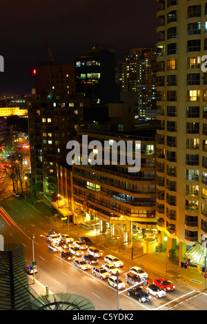 Nacht-Zeit-Verkehr an der Kreuzung von Oxford Street und Liverpool Street in der südöstlichen Ecke von Sydney CBD Sydney Australia Stockfoto