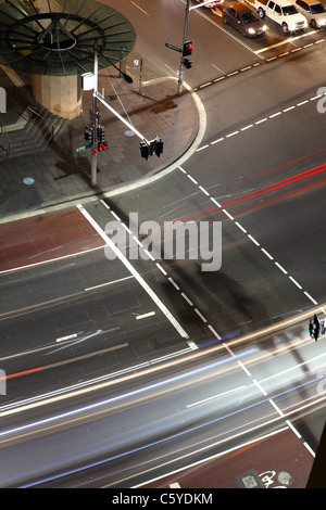 Nacht-Zeit-Verkehr an der Kreuzung von Oxford Street und Liverpool Street in der südöstlichen Ecke von Sydney CBD Sydney Australia Stockfoto