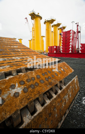 Ein riesiger Kran verwendet wird, um Wind-Turbine-Teile auf die Bau-Schiffe auf der Offshore-Windpark Walney, UK heben. Stockfoto